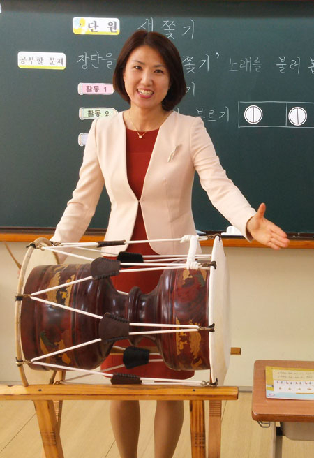 김건희 교사가 음악 수업시간에 직접 장구를 치며 가르치는 모습.