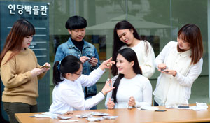대구보건대학교 인당박물관 서포터스 학생들이 곡옥 목걸이 만들기 시연을 하고 있다. 대구보건대 제공