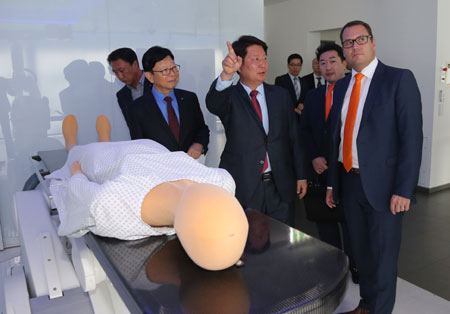 22일 독일 아우구스부르크 KUKA 본사를 방문한 권영진 대구시장은 대구 로봇산업 발전을 위한 대구시