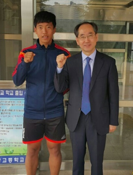 달성고 은종태 교장과 김재한이 학교 현관에서 포즈를 취했다. 달성고 제공