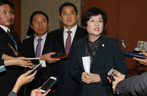 국회 교육문화체육관광위원회 소속 새누리당 강은희(오른쪽부터), 박대출, 염동열 의원이 26일 오전 서울 여의도 국회 정론관 앞에서 야당의 역사교과서 국정화 비밀 태스크포스(TF) 주장과 관련한 입장을 표명하고 있다. 연합뉴스