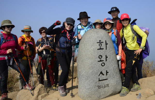 화왕산 정상에서 엄 대장과 인증샷을 찍고 있는 등산객들. 이채근 기자