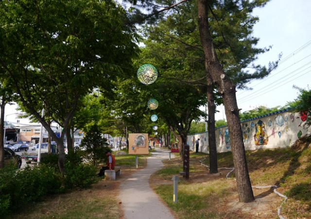 영주시가 주민들과 공동으로 예산 편성을 하고 있다. 주민들의 반응이 좋다. 주민제안사업으로 선정된 원당로 수목원 경관조명 사업. 예산 편성이 제때 이뤄져 주변이 말끔하게 정비됐다. 영주시 제공