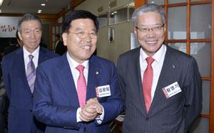 새누리당 금융개혁추진위원회는 27일 오후 서울 금융투자협회에서 간담회를 열고 금융업계의 목소리를 들었다. 행사에 앞서 김광림 위원장이 황영기 금융투자협회장과 담소를 나누고 있다. 사진 제공: 금융투자협회