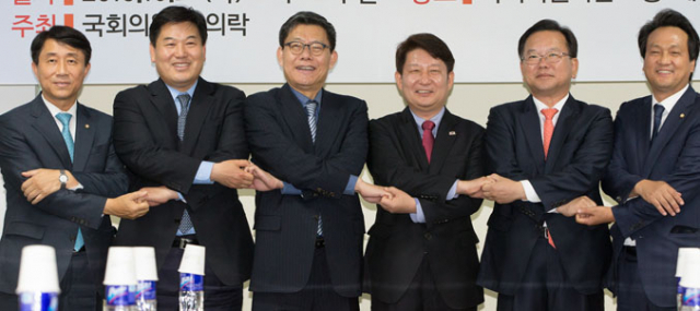 권영진 대구시장과 새정치민주연합 최재천 정책위의장 등이 27일 국회 의원회관에서 열린 새정치민주연합-대구시 예산정책협의에서 손을 맞잡고 있다. 왼쪽부터 조정식, 홍의락 의원, 최 정책위의장, 권 시장, 김부겸 전 의원, 안민석 의원. 연합뉴스