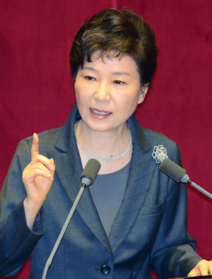박근혜 대통령이 27일 국회 본회의장에서 2016년도 예산에 대해 시정연설하고 있다. 연합뉴스
