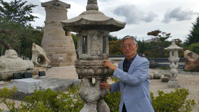 손재림 원장이 야외전시관에 전시된 유물을 설명하고 있다.