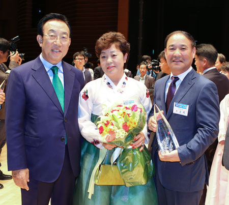 영양여고 오운석(오른쪽) 교장이 자랑스런 도민상을 받고 김관용 지사와 기념촬영하고 있다. 영양군 제공
