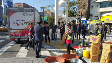 28일 오전 서구청 공무원들이 북비산네거리에서 무료급식을 준비하는 (사)사랑해밥차 측에 철수할 것을 요청하고 있다.