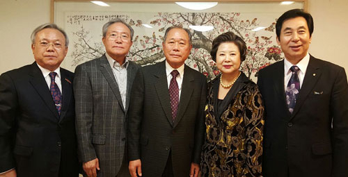 11호 기부자 금오회 회원. (왼쪽부터)손정길 ㈜보광직물 회장, 이용우 대구중앙청과 회장, 도재덕 유진종합건설㈜ 대표이사 및 금오회 회장, 최상식 ㈜현대이앤씨 회장, 남성희 대구보건대학교 총장.