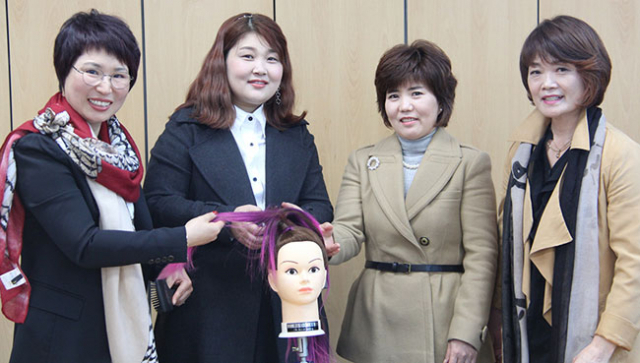 영남이공대학교 평생교육원이 제58회 미용장 시험에서 3명의 합격자를 동시에 배출했다. 왼쪽부터 박영숙, 김승유, 장진희 합격자와 이들을 지도한 홍성희 미용장. 영남이공대 제공