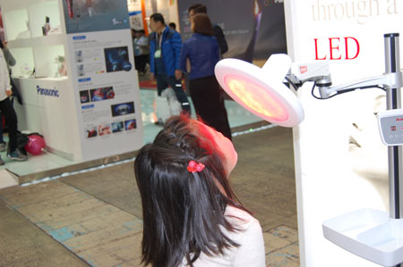 에인에이(주)가 다파장 LED 배열 기술로 한 번에 넓은 면적을 치료할 수 있는 피부치료기 듀오레 썬을 출시했다. 한 어린이가 얼굴에 LED광을 쬐고 있다. 에인에이 제공