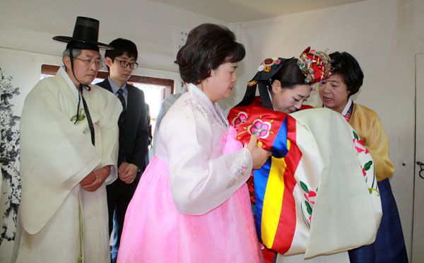 서애 종가의 종손(뒷줄 갓 쓴 이)과 종부(활옷)가 서애 류성룡 선생께 처음으로 제를 올리고 있다. 전종훈 기자