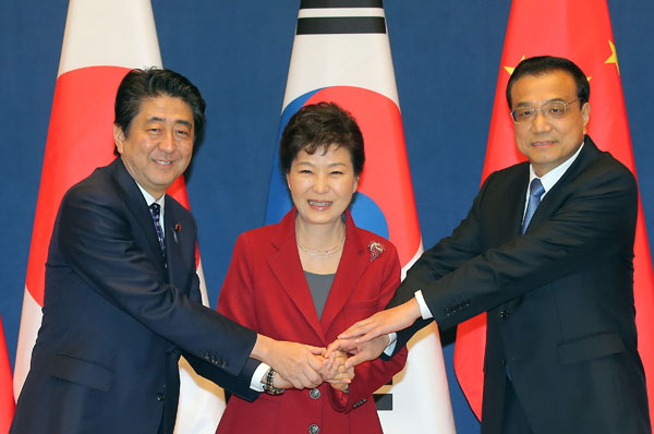 박근혜 대통령과 아베 신조(安倍晋三) 일본 총리, 리커창(李克强) 중국 총리가 1일 청와대에서 열린 제6차 한·일·중 정상회의에 앞서 손을 맞잡고 기념촬영을 하고 있다. 연합뉴스