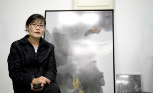 김미련 작가가 작품 앞에서 인터뷰하고 있는 모습.