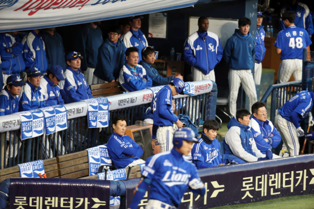지난달 31일 서울 잠실야구장에서 열린 2015 프로야구 한국시리즈 5차전 삼성 라이온즈-두산 베어스 경기. 9회초 2대13으로 뒤진 삼성 선수들이 풀죽은 표정으로 앉아 있다. 연합뉴스