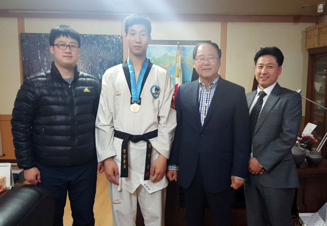올림픽 무대를 빛낼 태권도 최중량급의 유망주로 성장 중인 경상공고의 박한울이 학교 관계자와 포즈를 취했다. 왼쪽부터 정남영 코치, 박한울, 김익원 교장, 임성욱 감독. 경상공고 제공