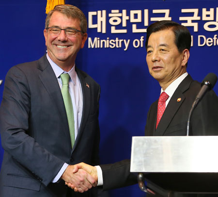 한민구(오른쪽) 국방장관과 애슈턴 카터 미 국방장관이 2일 오후 서울 용산 국방부에서 열린 한미 안보협의회 관련 기자회견을 마친 뒤 악수하고 있다. 연합뉴스