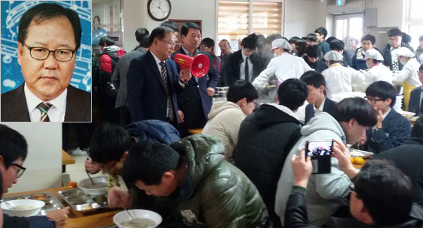 김철대 상주고등학교 총동창회장이 우족탕 650그릇 쏘기 수능이벤트에 참석, 스피커까지 동원해 수험생 후배들을 격려하고 있다. 왼쪽 상단 사진은 김철대 총동창회장. 상주고 제공