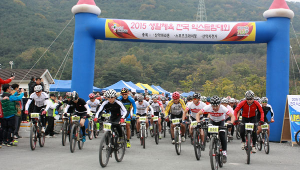 2015 생활체육 전국익스트림대회가 지난달 30일과 1일 대구스타디움 일대에서 열렸다. 사진은 개회식과 산악자전거 경기 출발 모습. 대구시생활체육회 제공