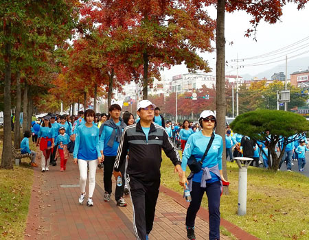 빨간 단풍으로 물든 구미 도시숲을 찾은 시민들이 산책을 하며 여유롭게 휴식을 취하고 있다. 구미시 제공