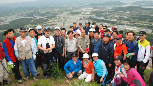 30년 만에 부활된 1991년 지방선거에서 처음으로 이슈화됐던 경북도청 이전. 김관용 경북도지사의 취임과 도청 이전 공약으로 다시 불붙기 시작했으며, 2008년 6월 9일 새로운 도청터로 안동시 풍천면 갈전리와 예천군 호명면 산합리 일대를 선정 발표했다. 엄재진 기자