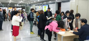 책으로 입장하는 음악회 관람객들이 입장료 대신 책을 내기 위해 줄을 서 있다.