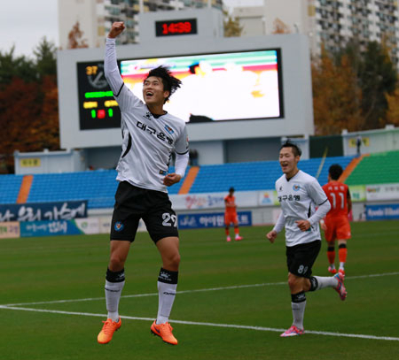 대구FC 류재문이 8일 원주종합운동장에서 열린 강원FC와의 경기에서 전반 37분 2대1로 앞서는 골을 터뜨린 뒤 환호하고 있다. 대구FC 제공