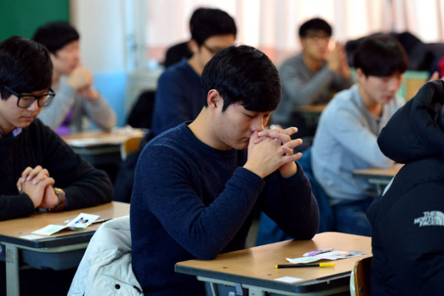 사흘 뒤인 12일 2016학년도 수능시험이 치러진다. 수험생들은 무리하게 학습량을 늘리기보다 마음을 차분히 하고 그동안 공부한 것을 정리하는 데 집중해야 한다. 지난해 수능시험에서 수험생들이 긴장된 표정으로 시험이 시작되길 기다리는 모습. 매일신문 DB