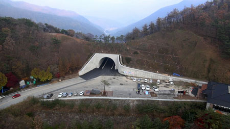87년 만인 2012년 11월 복원된 백두대간 이화령 고갯길(충북 괴산군~경북 문경시). 매일신문 DB