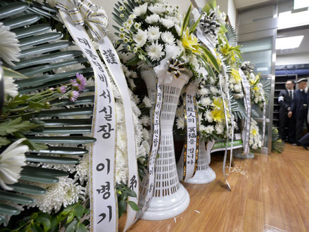 8일 유승민 전 새누리당 원내대표의 부친 유수호 전 국회의원 빈소 입구에 이병기 대통령비서실장의 조화가 놓여 있다. 우태욱 기자 woo@msnet.co.kr