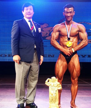 제69회 세계남자보디빌딩선수권대회 65kg급에서 우승한 대구시청의 강성원과 최자영 감독. 대구시보디빌딩협회 제공