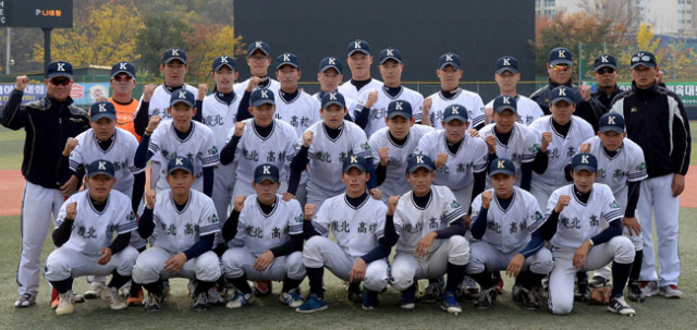 9일 시작한 청룡기에서 올해 두 번째 우승을 노리는 경북고 선수단이 지난 6일 학교 운동장에서 파이팅을 외치며 포즈를 취했다. 김영진 기자 kyjmaeil@msnet.co.kr