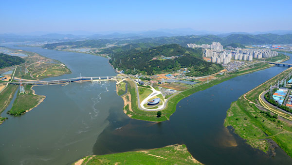 대구 달성군 다사읍 죽곡리 낙동강 물 문화관인 디아크를 중심으로 낙동강(왼쪽)과 금호강이 만나는 