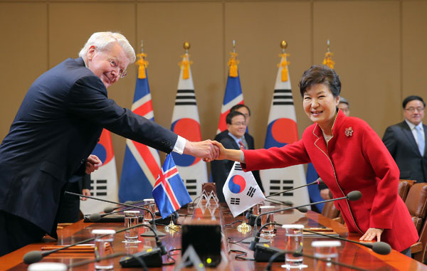 박근혜 대통령과 올라퓌르 라그나르 그림손 아이슬란드 대통령이 9일 청와대에서 열린 한