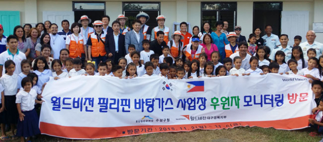 필리핀 산 이시드로 초등학교 신축 교사 준공식에서 이곳 학생들과 한국 봉사단이 함께 기념촬영을 했다. 월드비전 대구경북지부 제공