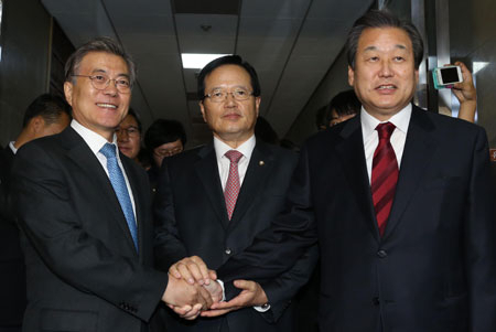정의화(가운데) 국회의장과 새누리당 김무성(오른쪽), 새정치민주연합 문재인 대표가 9일 국회의장실에서 회동을 마친 뒤 악수하고 있다. 연합뉴스