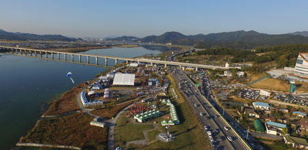칠곡군의 대표적 낙동강 수변 개발 사업인 칠곡보 생태공원. 낙동강세계평화 문화 대축전장으로서의 활용뿐 아니라 길 오른쪽 칠곡호국평화기념관과 함께 호국평화의 도시 칠곡의 랜드마크 역할을 하고 있다. 칠곡군 제공