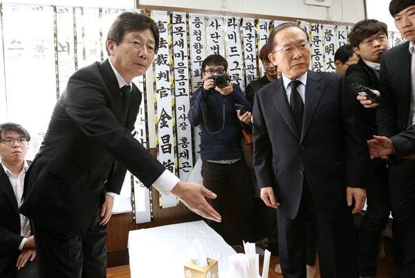 이회창 전 한나라당 총재가 9일 오전 대구시 중구 경북대병원 장례식장에 마련된 유수호 전 국회의원의 빈소를 찾아 조문한 뒤 유승민 국회의원을 위로하고 있다. 김영진 기자 kyjmaeil@msnet.co.kr
