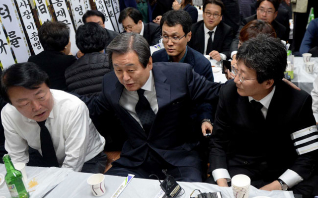 김무성 새누리당 대표가 9일 오후 대구 경북대병원 장례식장에 마련된 유수호 전 국회의원 빈소를 찾아 조문한 뒤 한선교(왼쪽) 의원 유승민(오른쪽) 의원과 어깨동무하고 있다. 김영진 기자 kyjmaeil@msnet.co.kr
