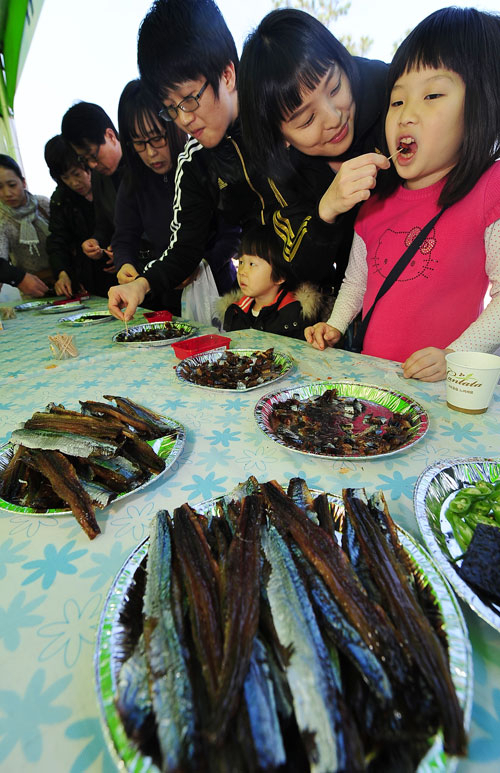 지난해 과메기 축제 때 겨울 별미 과메기를 맛보고 있는 관광객들. 올해 축제는 더욱 다채로운 참여 프로그램이 마련돼 있다. 포항 구룡포과메기사업 협동조합 제공