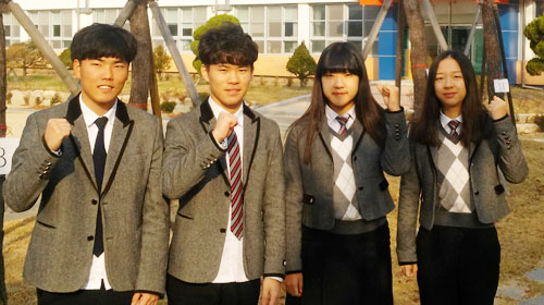 9급 공무원시험에 합격한 한국산림과학고 학생들이 파이팅을 외치고 있다. 왼쪽부터 박정균