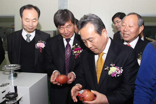 이현준 예천군수가 농산물산지유통센터를 찾아 출하 상품을 살펴보고 있다. 예천군 제공