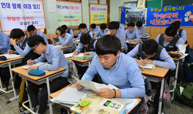 대구 대건고등학교 3학년 교실에서 수험생들이 1, 2학년 후배들이 제작한 수능 격문에 힘입어 막바지 총정리를 하고 있다. 매일신문 D/B
