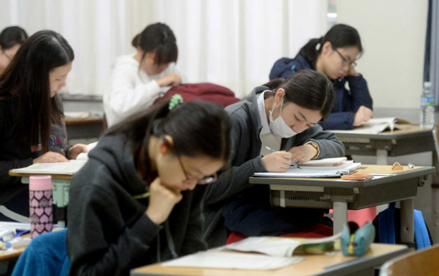 2016학년도 대학수학능력시험이 실시된 12일 대구 정화여자고등학교 고사장에서 수험생들이 막바지 공부를 하고 있다. 이번 수학능력 시험은 전국 85개 시험지구 1212개 시험장에서 치러졌으며 응시자는 63만1187명이다. 김영진 기자 kyjmaeil@msnet.co.kr
