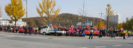 종합장사시설 설치에 반대하는 김천시 봉산면 주민 400여 명이 김천시청 앞에서 시위를 하고 있다. 신현일 기자