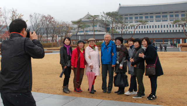 검무산 아래 전통 한옥양식으로 들어선 신도청 청사가 관광명소로 자리 잡고 있다. 내년 2월 웅도 경북의 새로운 천년 터로 자리매김할 신도청 청사를 찾아 웅도의 기상을 엿보려는 관광객
