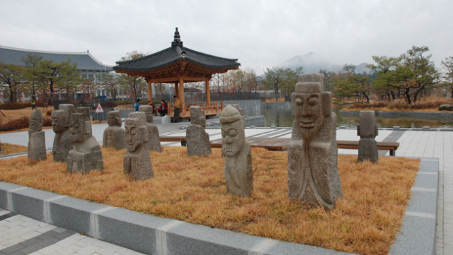 경주 안압지를 축소해 조성한 