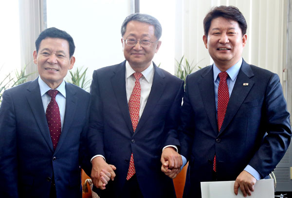 내년도 국비 확보에 함께 나선 윤장현(왼쪽) 광주시장, 권영진(오른쪽) 대구시장이 12일 국회에서 김재경 예결위원장의 손을 잡고 포즈를 취하고 있다. 대구시 제공