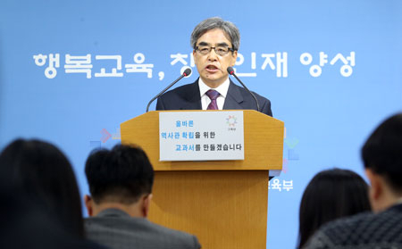 이준식 수능 출제위원장이 12일 오전 정부세종청사 교육부 공용브리핑룸에서 전반적인 수능시험 출제 원칙 및 출제 경향에 대해 설명하고 있다. 2015.11.12/연합뉴스
